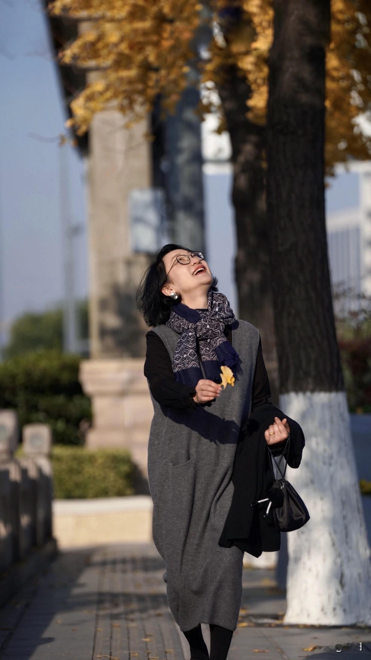 50岁的女人怎么样才能魅力无限坚持适度运动，维持身材。