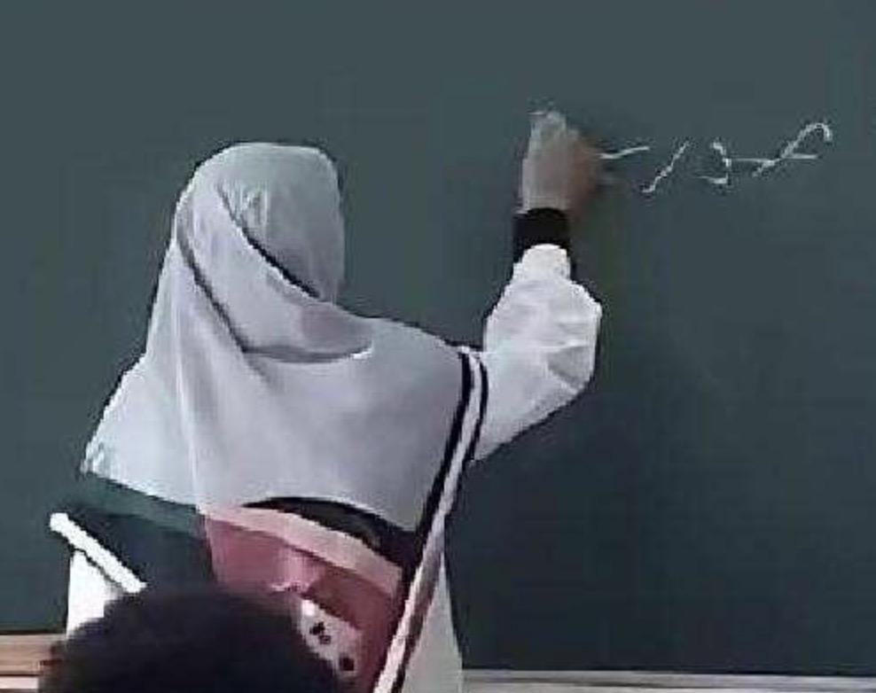 青海一女教师多次在课堂上佩戴头巾上课，被家长举报之后遭全县通报批评，只是佩戴一个