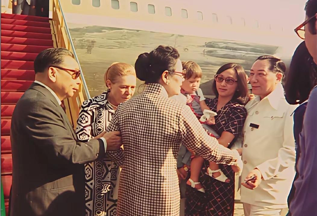 1975年，台湾台北，蒋介石是4月5日去世的，享年88岁高龄，蒋介石去世刚刚过去