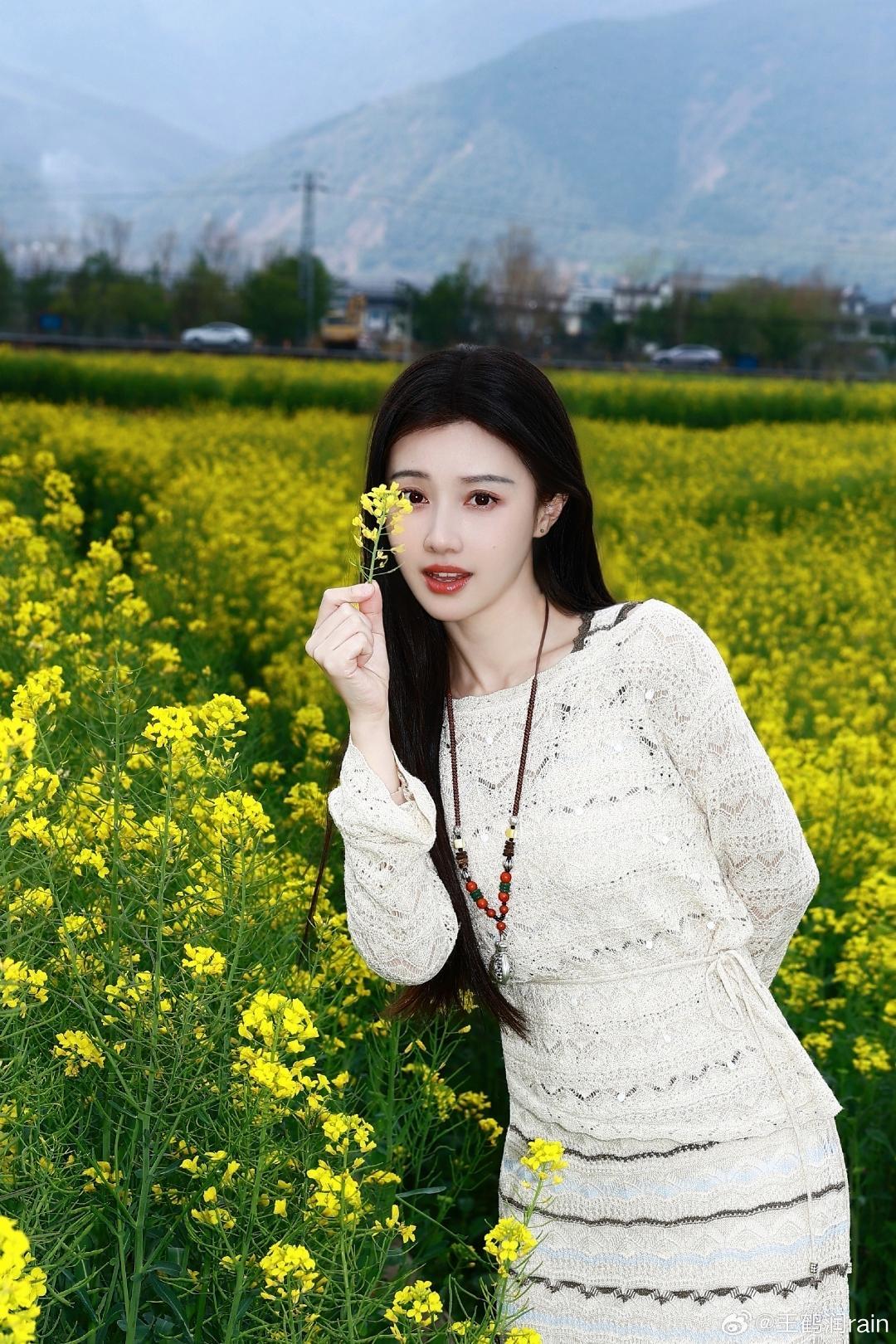 春日限定浪漫已送达！王鹤润置身金黄油菜花田中，每一帧都美得像幅流动的油画，将春日