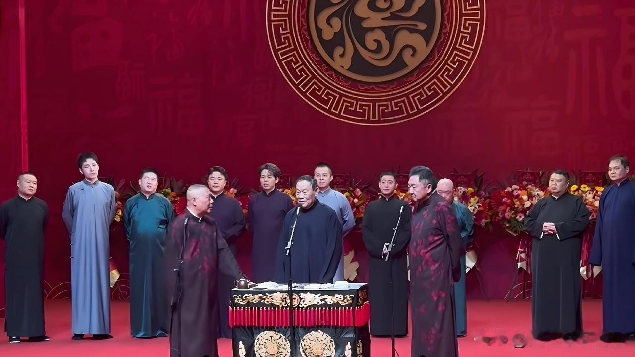 老郭砸挂杨少华合适吗？昨日，德云社“纲丝节”专场，郭德纲与杨威台上热聊，高手
