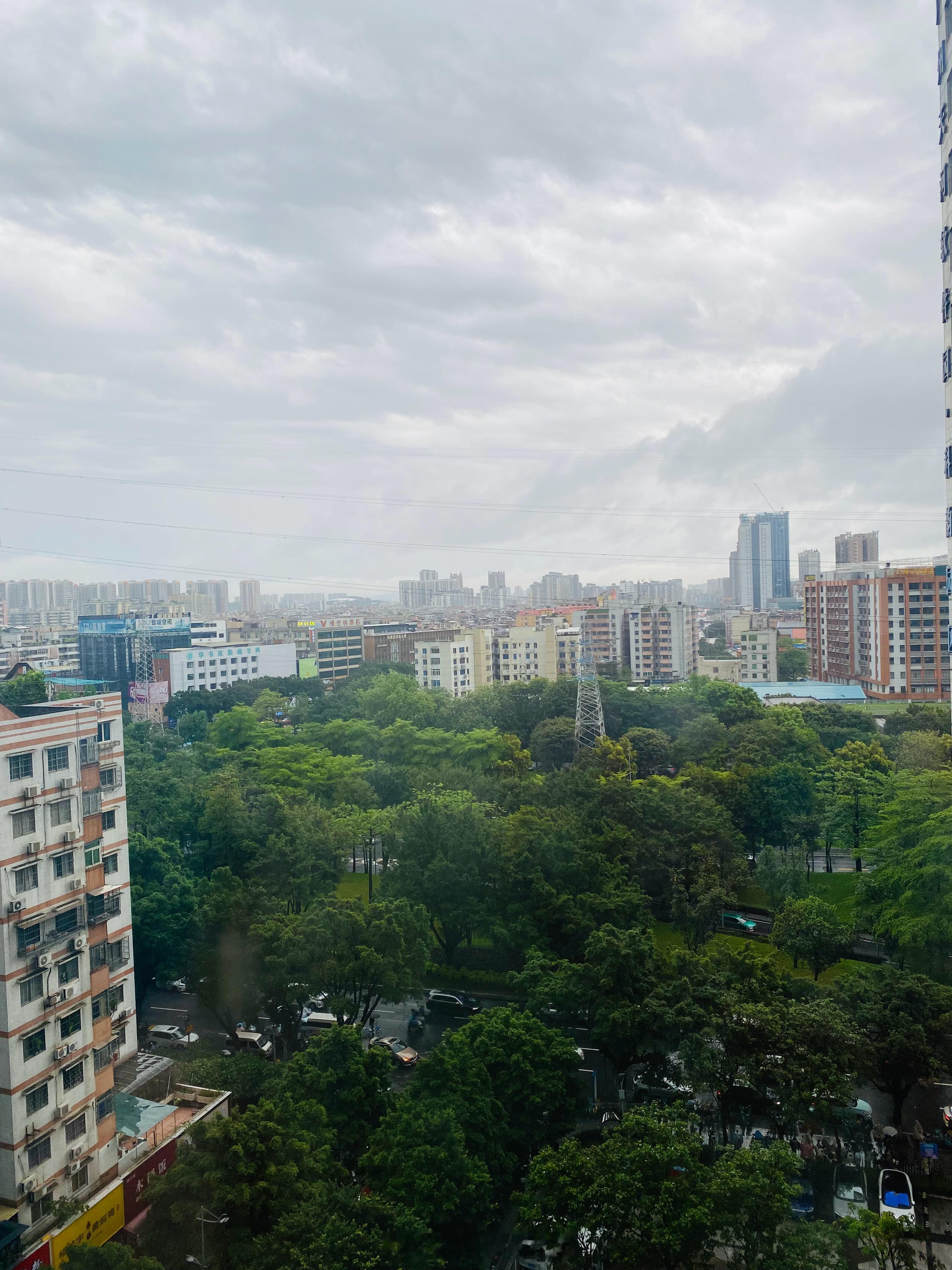 广州在一线城市里面，真的无法精致起来，夏天太热满身大汗就不说现在5月份，每天都大