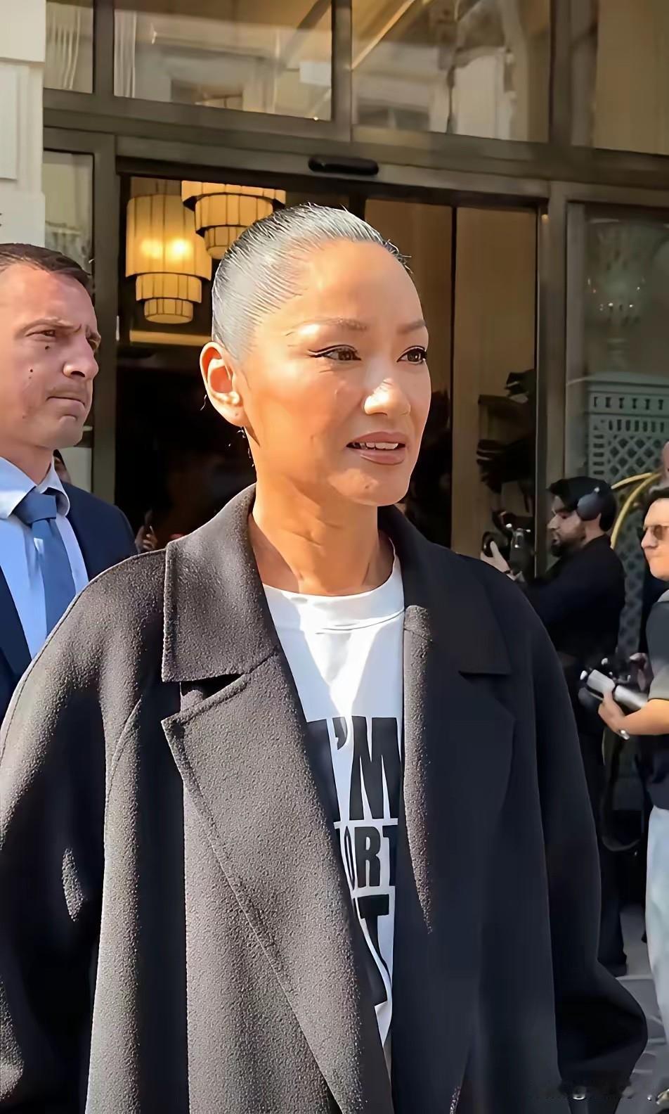 岁月不败美人啊，都50多岁的瞿颖挑战贴头皮发型，骨相好优越。