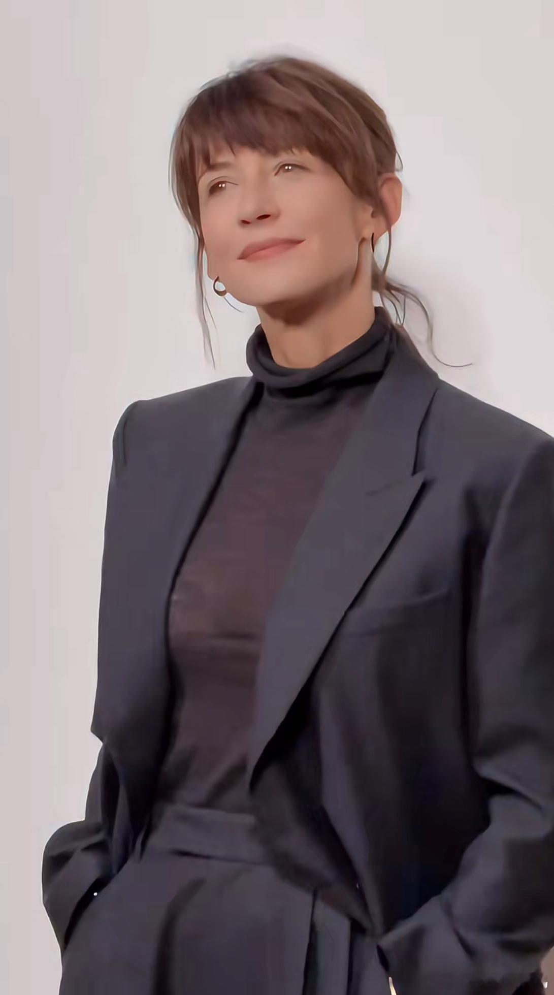 岁月果然不败美人，法兰西玫瑰依然还是那么娇艳美丽，真的太优雅了，岁月只是赋予了姐