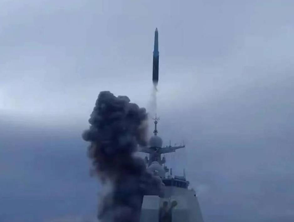 中国黑色导弹上空，整个美西方都该睡不着觉了根据央视8月25日的公开报道，我军