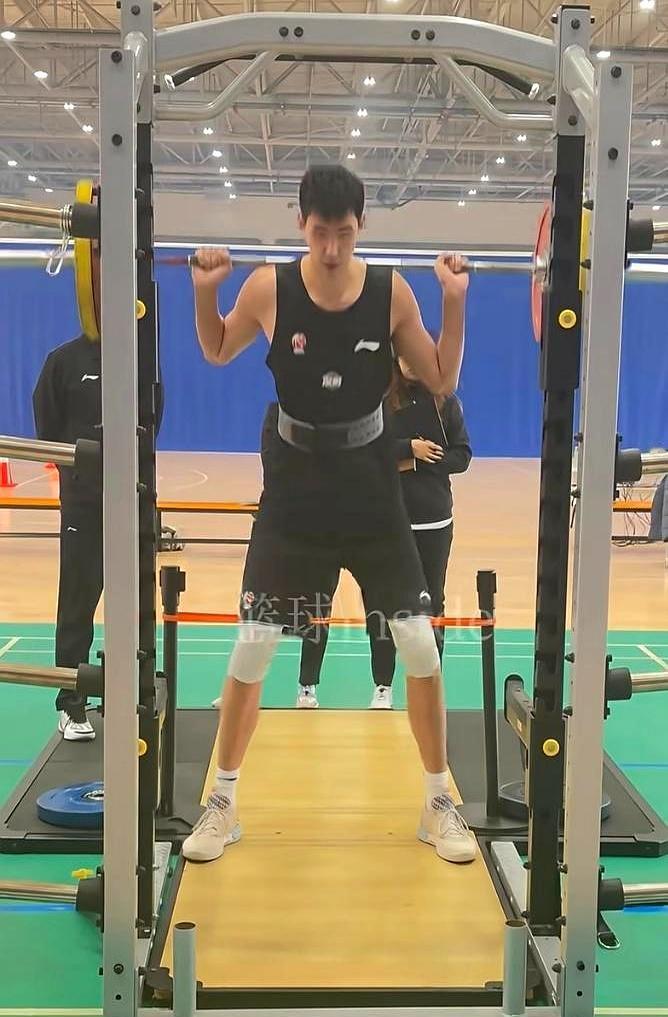 几大中锋体测：几大中锋负重深蹲体测数据差距明显，徐昕15个、陈国豪25个