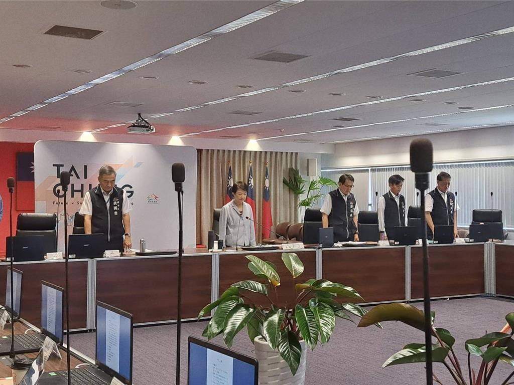 卢秀燕2日在市政会议率台中市府团队，为稍早因执行任务坠落导致殉职的2名飞官致上最