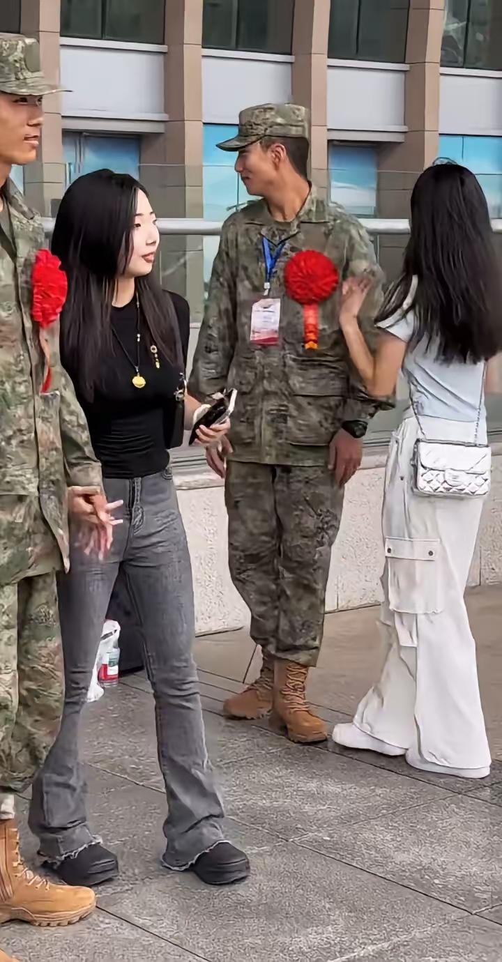 参军入伍光荣，有国才有家！保卫祖国，家人爱人请放心，两年后见！