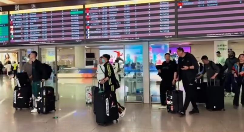 辽宁男篮今天已经乘飞机抵达山东济南，备战明天晚间开始的季后赛附加赛12进8的第一