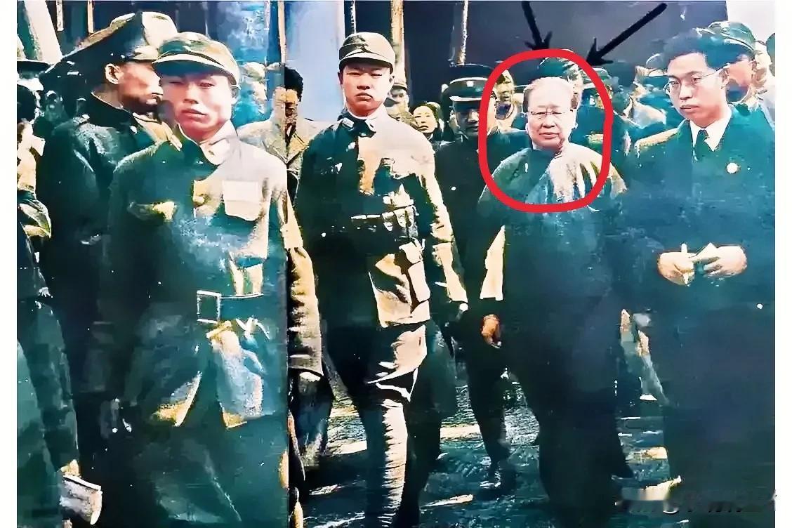 一张老照片，拍摄于1946年的苏州，大家看看被押送去受审路上的女子是谁？这才是她
