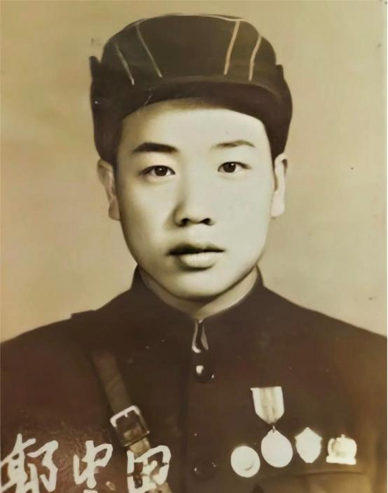 郭忠田手里没炮，没坦克，就一排人，三十条枪，堵住美军一个师。石头是天然掩体，公