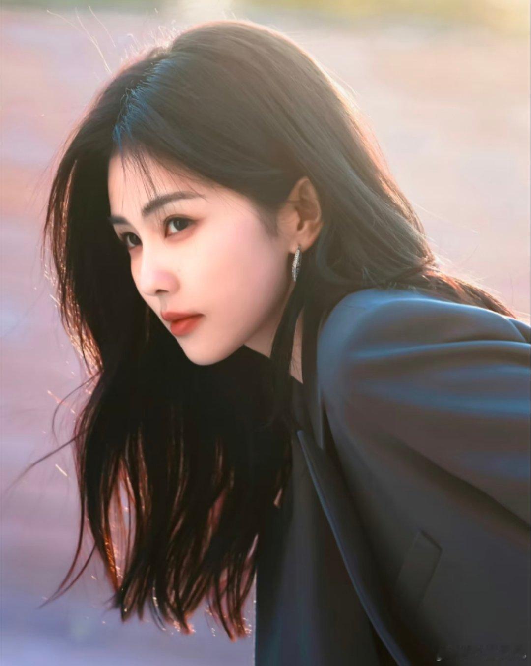 1、张晚意这部《但愿人长久》的女主变动确实有点让人意外啊。之前一直传的是马思纯，