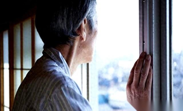 我跟你说个事儿，真事儿。一个65岁的大妈，做白内障手术要4000块，到医院交钱