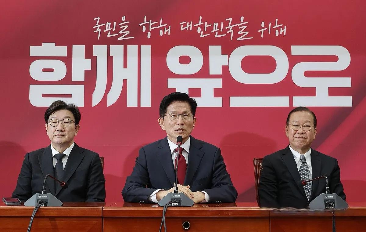 民主党认为曹喜大“司法政变”是第三次内乱威胁要弹劾。权性东火速“增援”。称