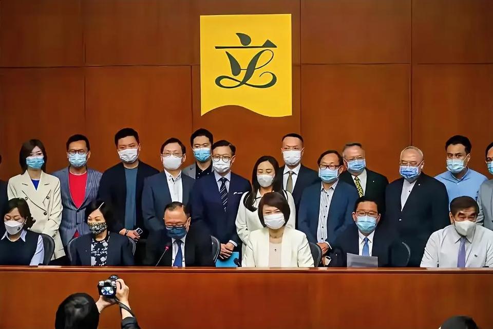家族彻底出局了，李泽钜不是失去港府顾问那么简单。这次顾问团调整，李家连个