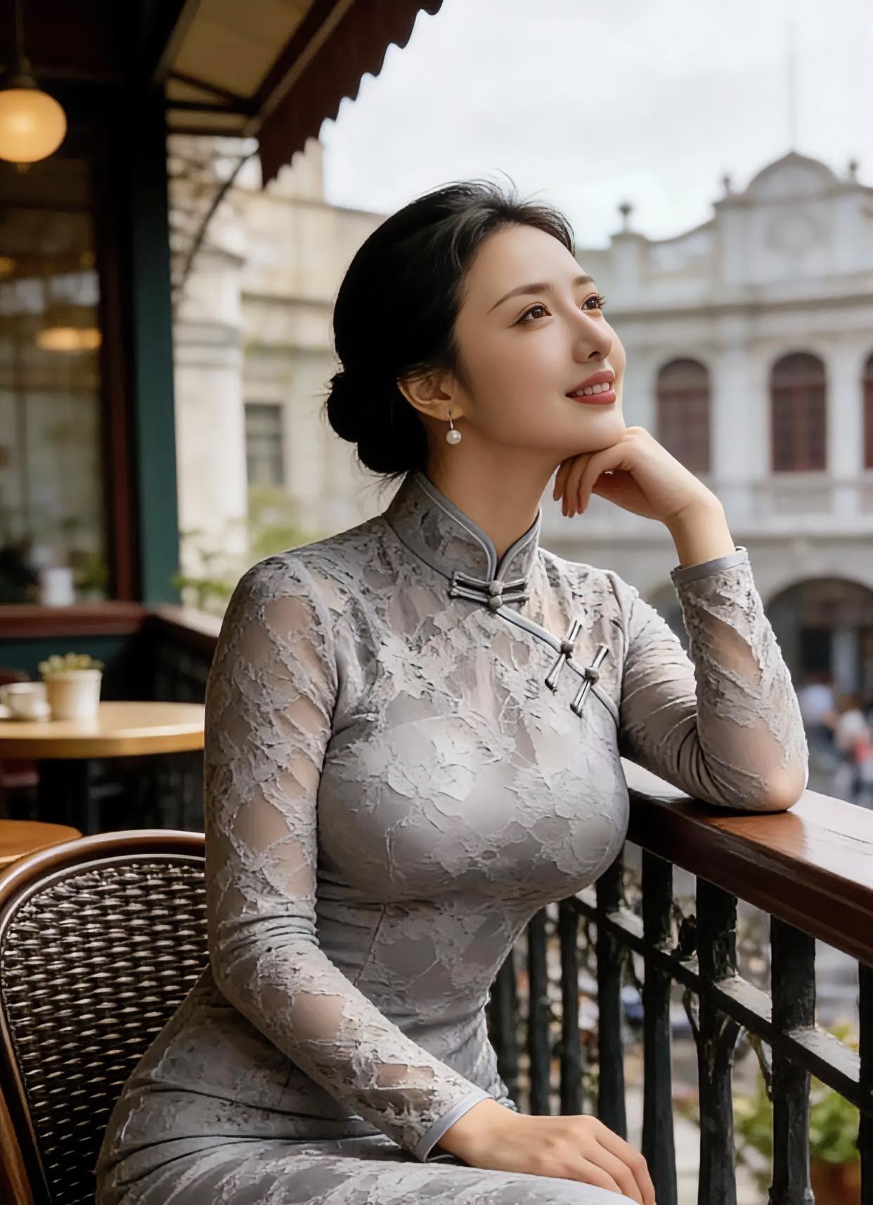 蕾丝轻笼，灰蓝如烟，盘扣系住旧日温婉。发髻低挽，珍珠耳畔，手托腮，笑