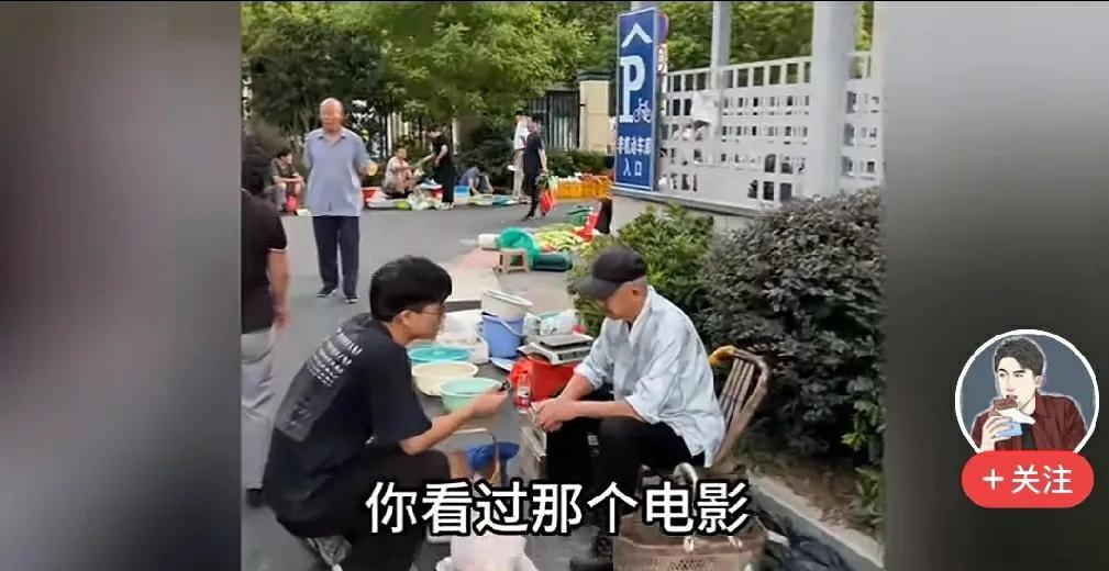 一位短视频博主到一个菜市场进行了一次这样的采访:【你看过最近的一部电影“南京照相