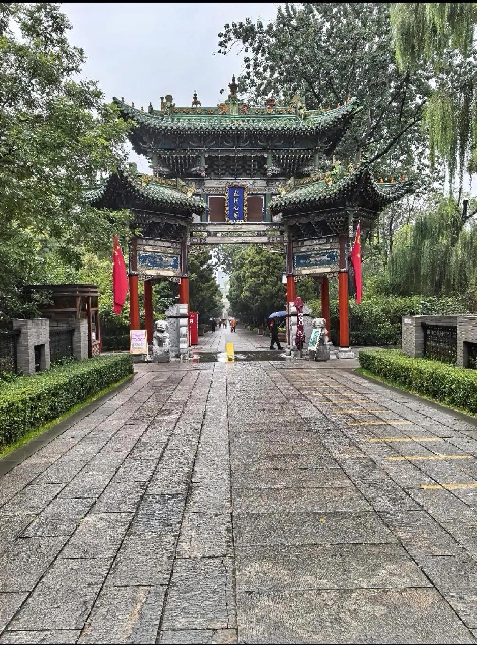 这是太原迎泽公园的“锦绣太原”牌楼。以北京雍和宫东西牌楼为蓝本，为八柱三间