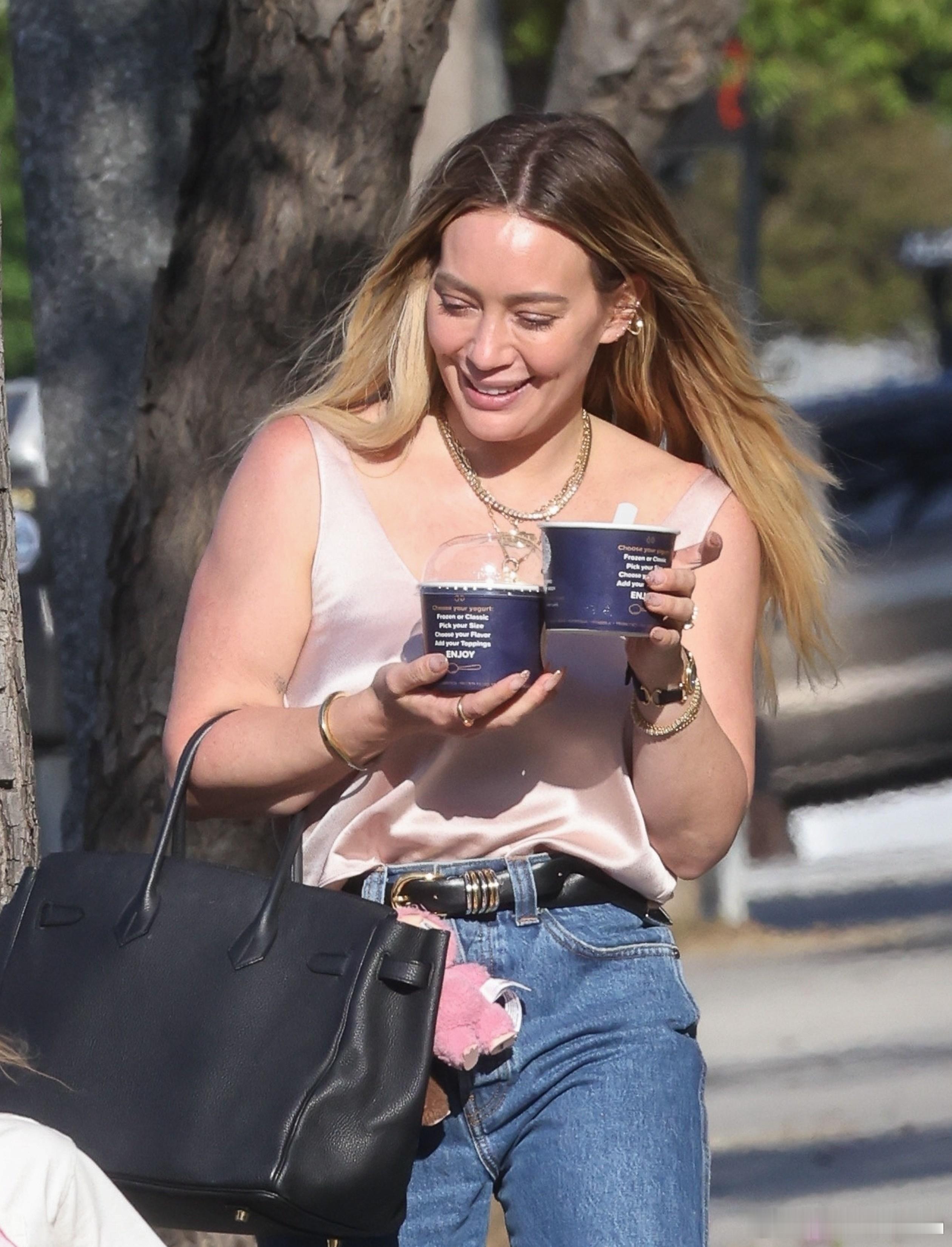 hilaryduff希拉里达芙在洛杉矶外出，带着泡泡玛特和女儿mae出门买冻酸