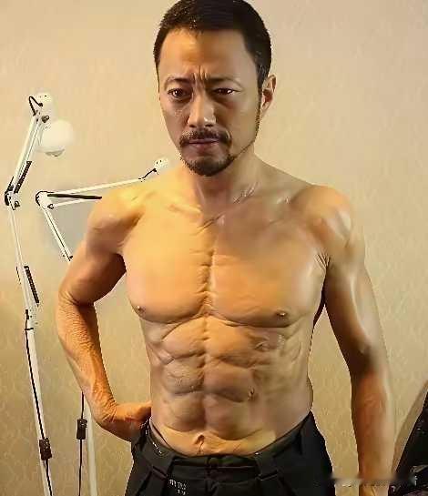 张涵予曾经真是对自己太不自信，为了拍戏戴假胸肌，腹肌。那时候真的以假乱真，因为