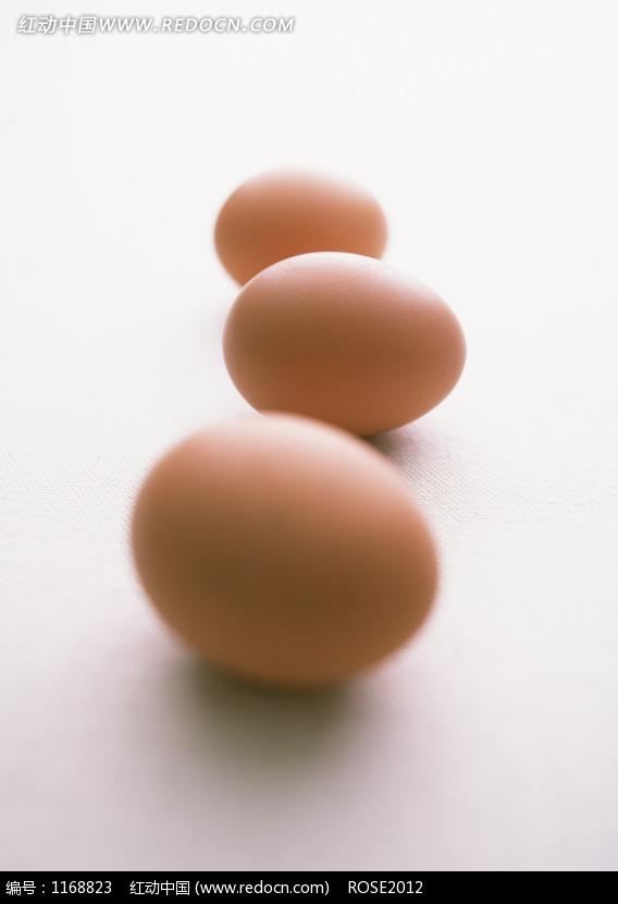 一天3个鸡蛋，增肌蛋白质够吗？别再白吃了！很多刚开始健身的朋友都有个误区：