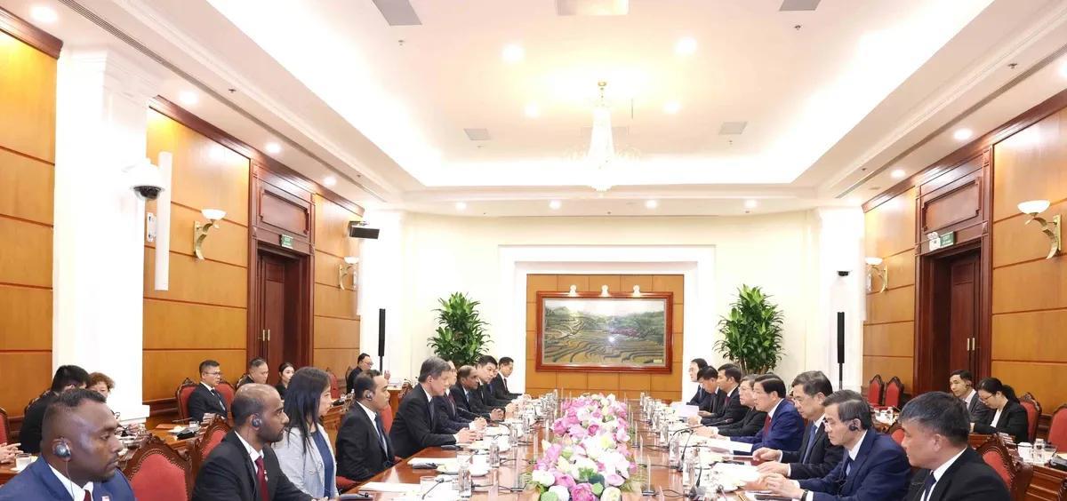 不容易！潘庭镯难得出一次新闻潘廷镯在河内会见新加坡人民行动党副秘书长陈振声，这