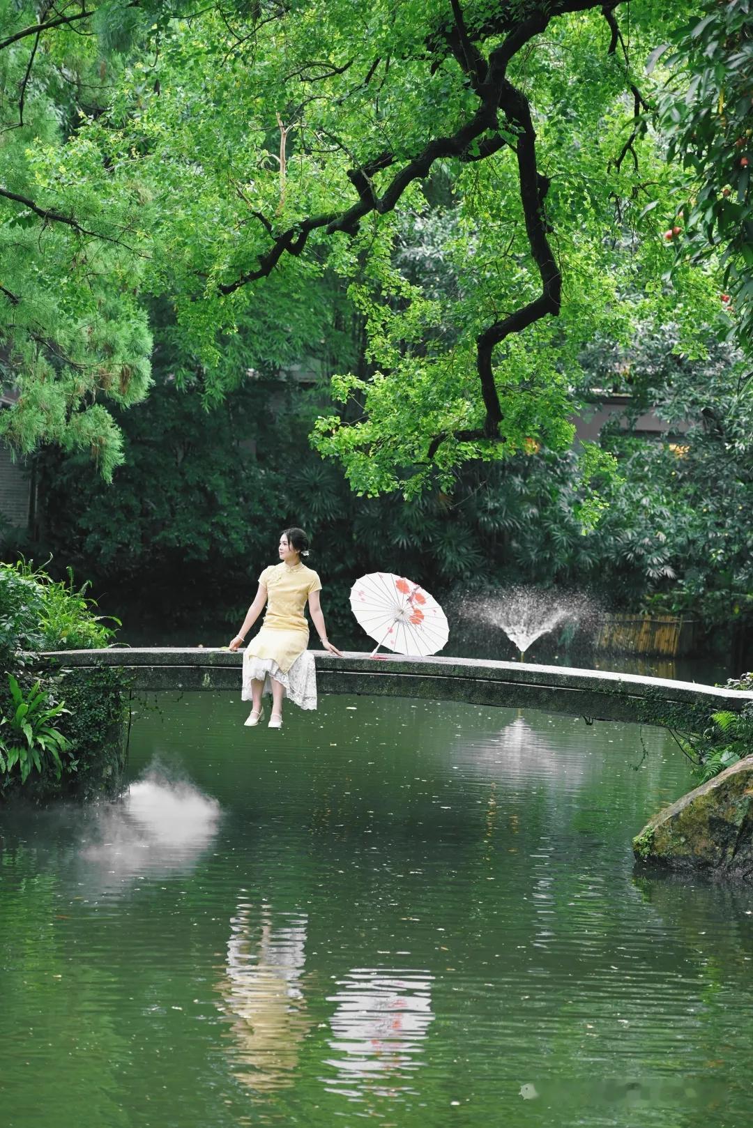 在雨中漫步，撑伞漫步在江南水乡的青石桥上，感受诗意生活。