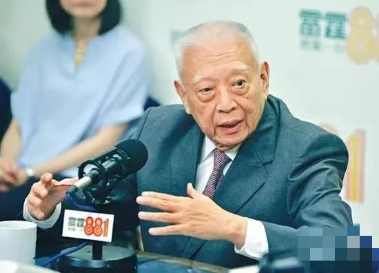 董建华先生和妻子赵洪娉有三个孩子，他们分别走向了不同的道路：大儿子董立均：名