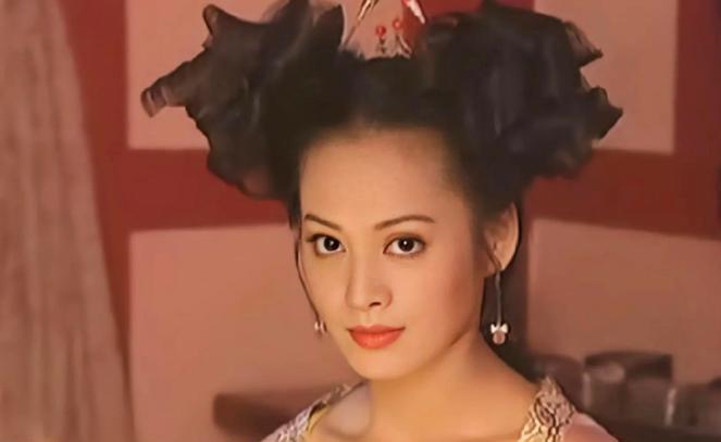 公元前238年，嬴政车裂赵姬的面首，赵姬痛骂嬴政：“你这个畜牲，不是我儿子！”嬴