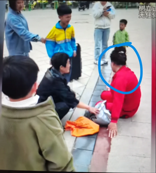 惊爆！一小男孩踢球砸中大妈头，小男孩痛哭：阿姨！你打我吧！大妈躺地上不理会！旁边