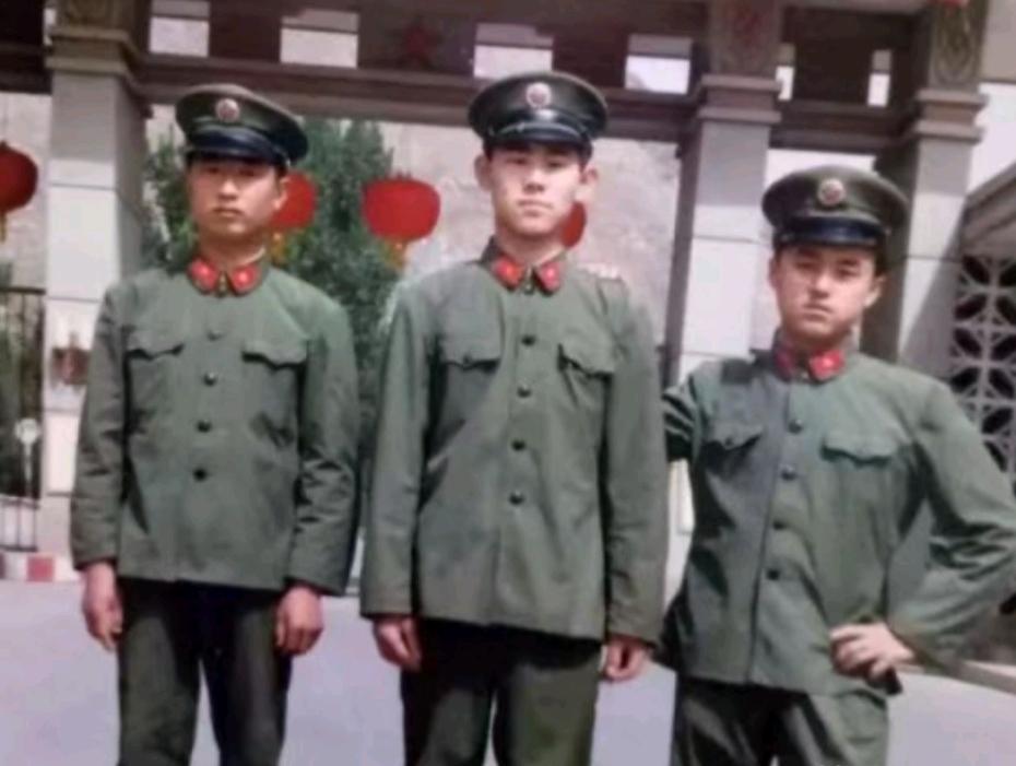 1981年底，提干失败的解放军阎连科办好退伍证后回了老家嵩县。一天，他正在田里播