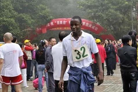 来华留学生人数逐年增多，校园里多了肤色各异的面孔，本是好事一桩。可林子大了，啥鸟