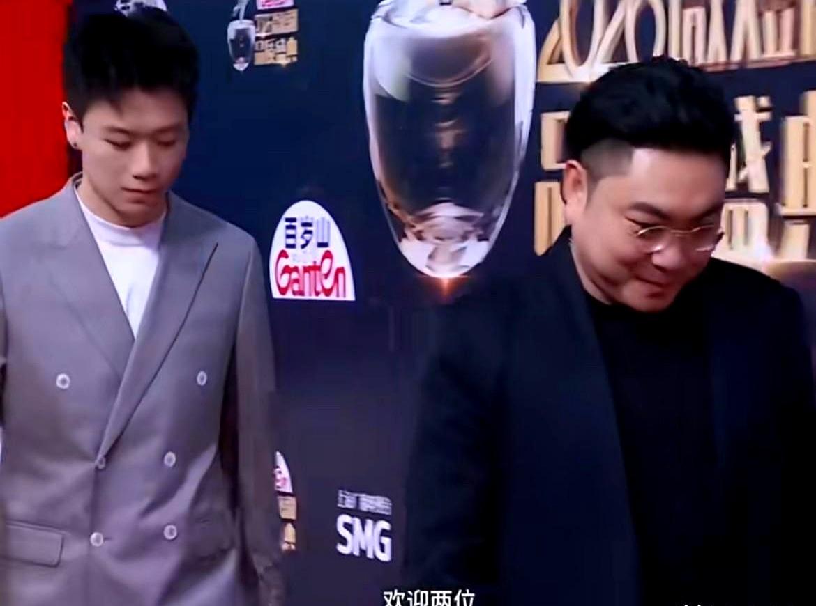 刚刷到红果盛典红毯路透，我笑到奶茶直接喷了一屏幕。演盛夏芬德拉周晟安的刘萧旭