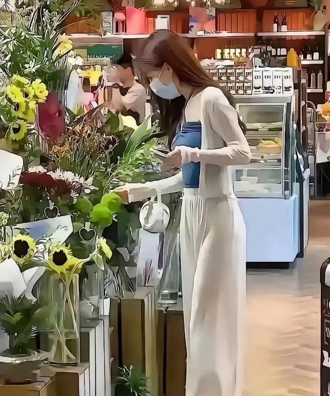 透裤上街，女生浑然不觉，路人欲言又止！公共场合这层难以触碰的边界，其实藏着成年人