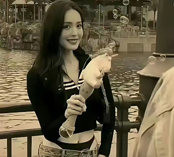 原来娜扎这个裤子是这样的，当年喷成啥样了