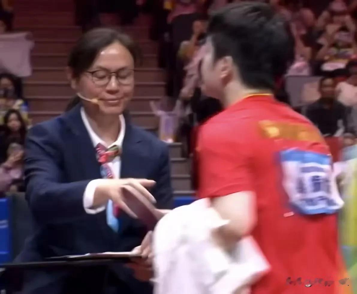 这个戴眼镜的女裁判绝对是樊振东的头号粉丝。比赛结束，樊振东出于礼仪，要过来跟