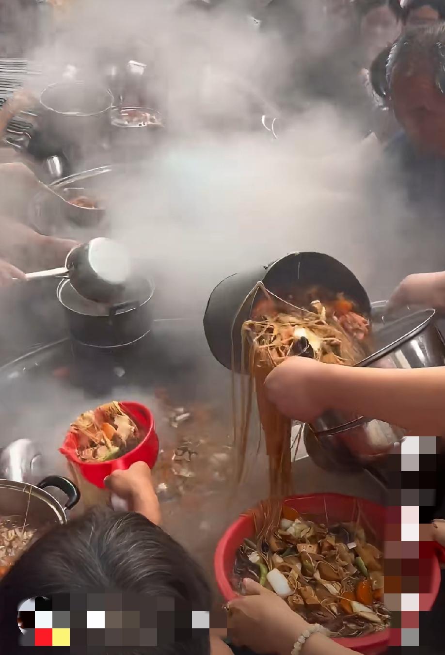 6月23日，河南汝阳。一场乡村婚礼宴席出现热闹一幕，后厨刚备好三大锅特色大锅菜供