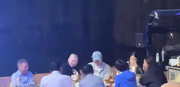 本来吧，我这么说冯小刚属于瞎给人上强度。但这画面，看着就挺膈应人。广西老表们