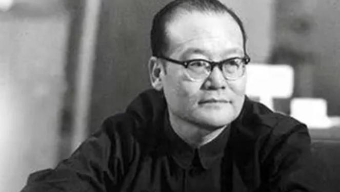 党的九大二次会议上，轮到纪登奎发言，毛主席扭头看了看主席台，没有找到纪登奎，就问