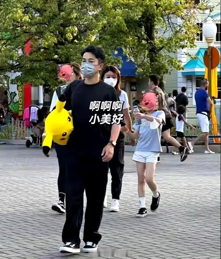 38岁杨幂香港被偶遇！头发潦草背超大包包，低调去看望女儿小糯米​​​