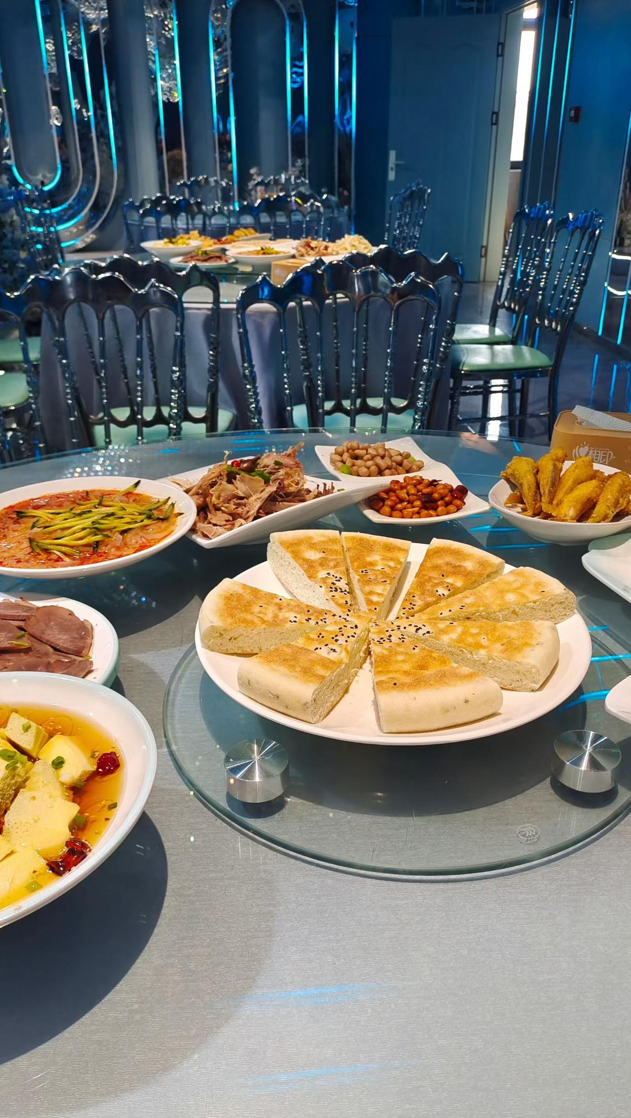 今天朋友娃过三岁，我去吃“高价饭”啦！一进包厢就被这灯光和摆桌惊到，菜盘堆得满满