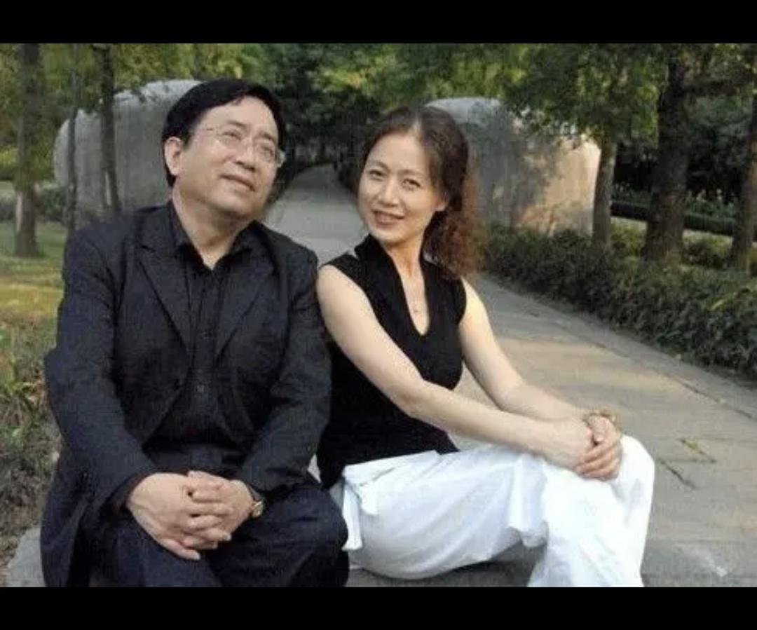 上世纪九十年代，曾流传一桩“石破天惊”的文化轶事。办案人员从一名“小姐”的手提包