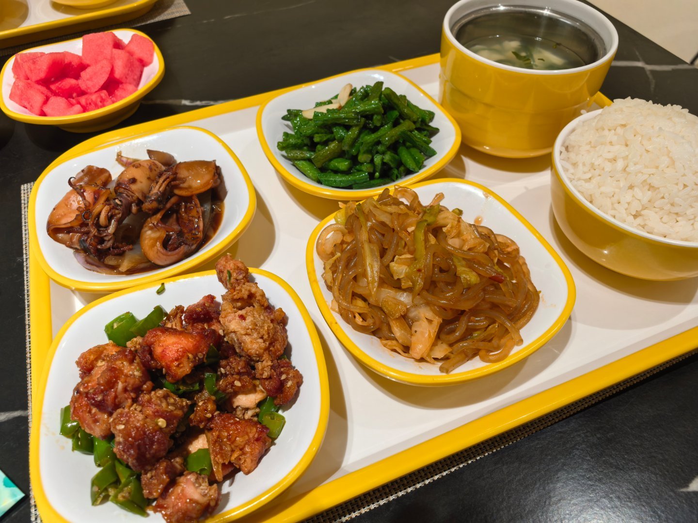 好起来了！可以来鸿蒙智行大饭店吃饭了。今天菜色不错，鱿鱼、辣子鸡、豆角、粉条，还