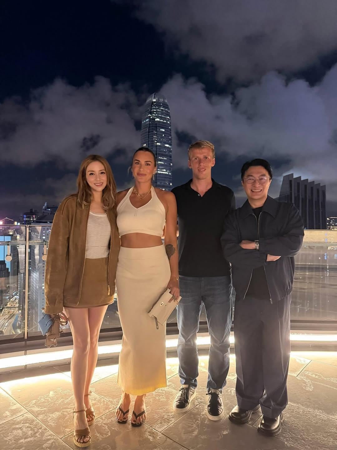 徐子淇李家诚夫妇和网球运动员萨巴伦卡合影