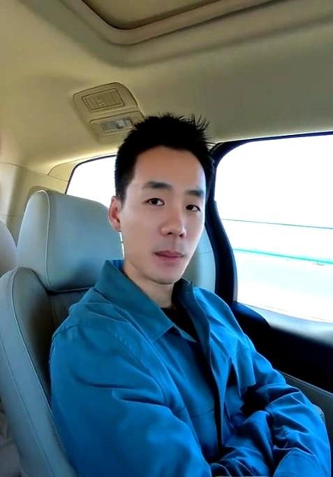 东方甄选主播顿顿官宣离职，与公司合约到期，将继续前行尝试挑战自己未知的能力。