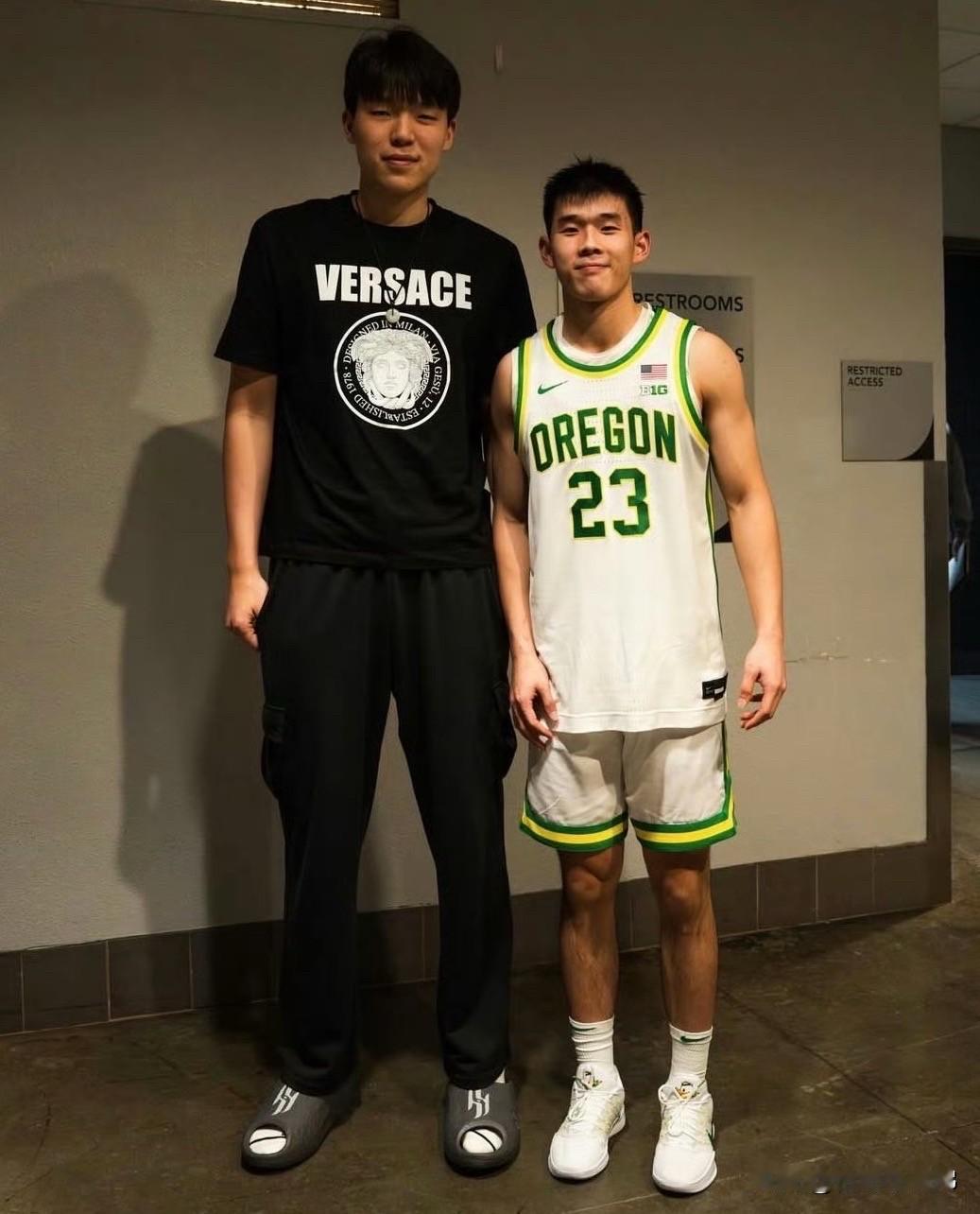 大杨现身摩达中心，现场观战俄勒冈大学赛事，见证林葳高效输出砍下9分1篮板2助攻！