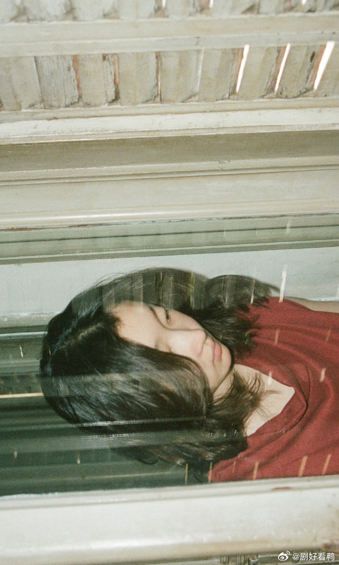 周冬雨素颜录节目周五晚高疯素颜也挡不住的灵气✨！周冬雨在节目里清爽自然，皮肤好