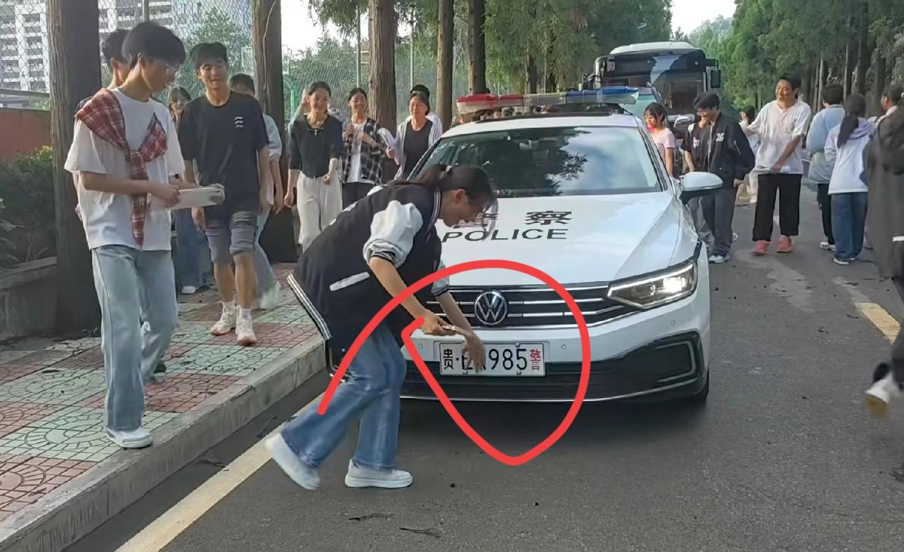 哈尔滨护考警车车牌尾号211，贵州黔西南车牌尾号985！一个比一个厉害！一大群考