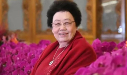 当年，在赵丽蓉追悼会上，“唐僧”迟重瑞的老婆陈丽华手里提着一个袋子，不停掏钱给前