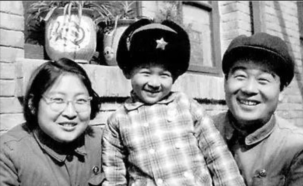 1976年，毛主席病逝后，北京一中学生哭着跑到班主任办公室：“老师，我外公去世了